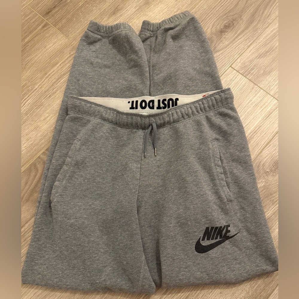 Women’s gray Nike sweatpants size small